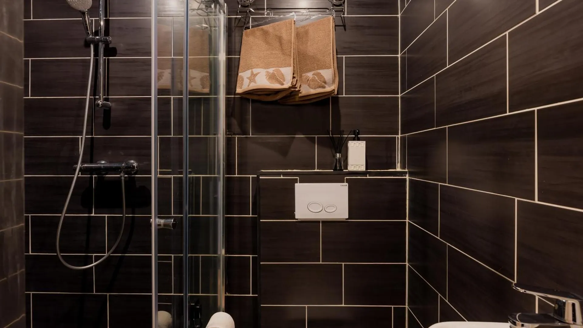 Recharge Hostel Rotterdam Netherlands